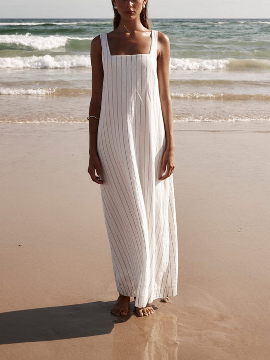 Einfaches Nadelstreifen-Kleid am Meer