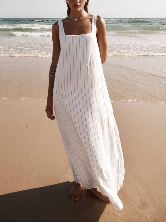 Einfaches Nadelstreifen-Kleid am Meer