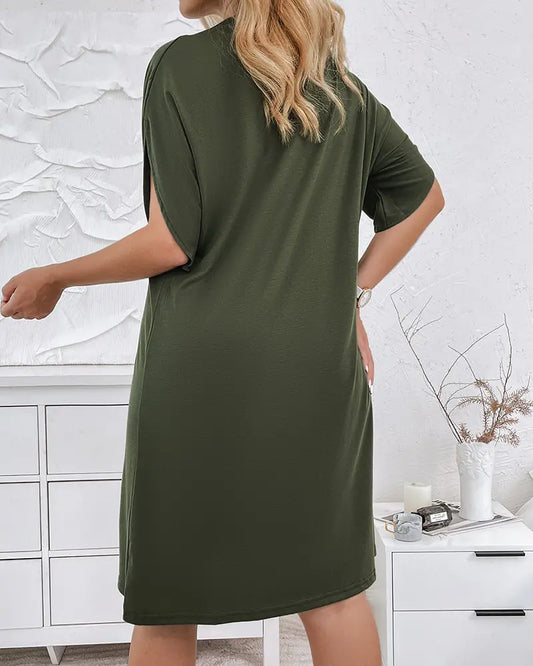 Gerafftes Premium-Kleid mit V-Ausschnitt