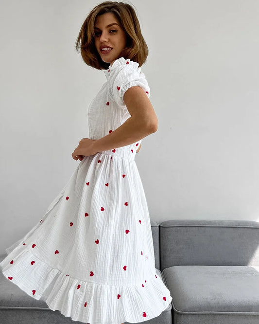 Amore - Hochtailliertes Kleid mit Puffärmeln und Herzmotiv