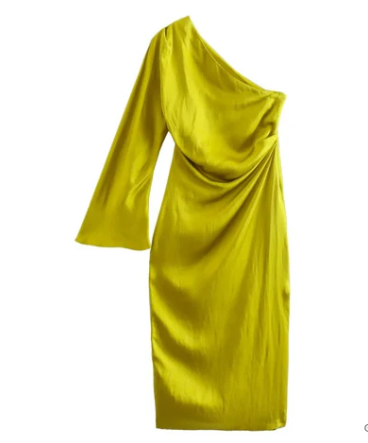 – schlichtes satin-maxikleid mit seitenschlitz