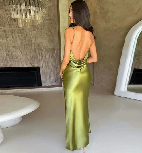 – maxikleid aus weißem satin mit spaghettiträgern