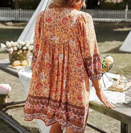 – locker sitzendes kurzes boho-kleid mit blumendruck