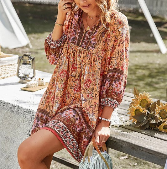 – locker sitzendes kurzes boho-kleid mit blumendruck