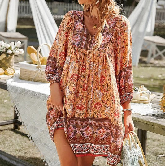 – locker sitzendes kurzes boho-kleid mit blumendruck