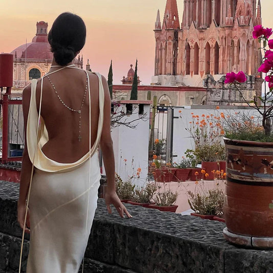 Elegantes Kleid mit Wasserfallausschnitt im Meerjungfrauenstil