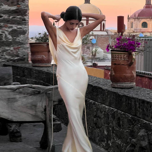 Elegantes Kleid mit Wasserfallausschnitt im Meerjungfrauenstil